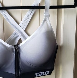 Victoria's Secret Incredible Sports Bra size 32dd